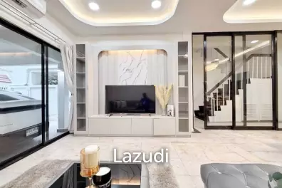 6 Bed 4 Bath 600 SQ.M Townhouse in Rama 9 Area