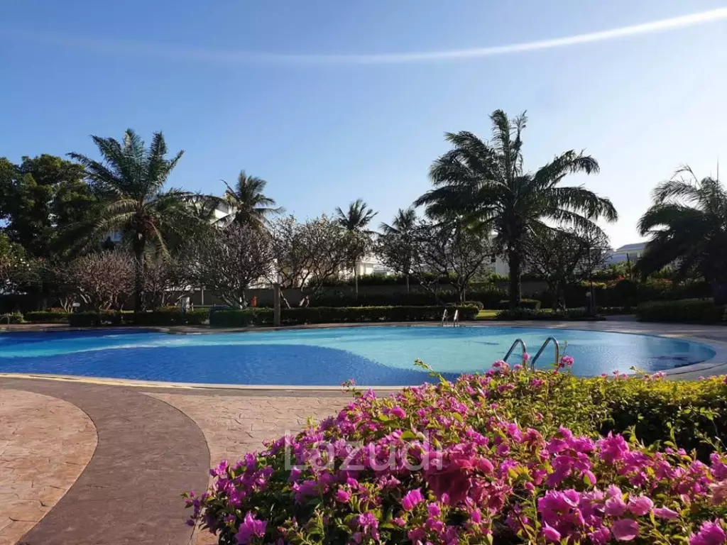 Cha-am: 140 SQM Beachfront Condotel Cliff and Beach