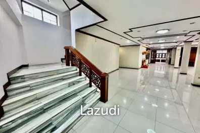 6 Bed Detached House For Sale in Huai khwang