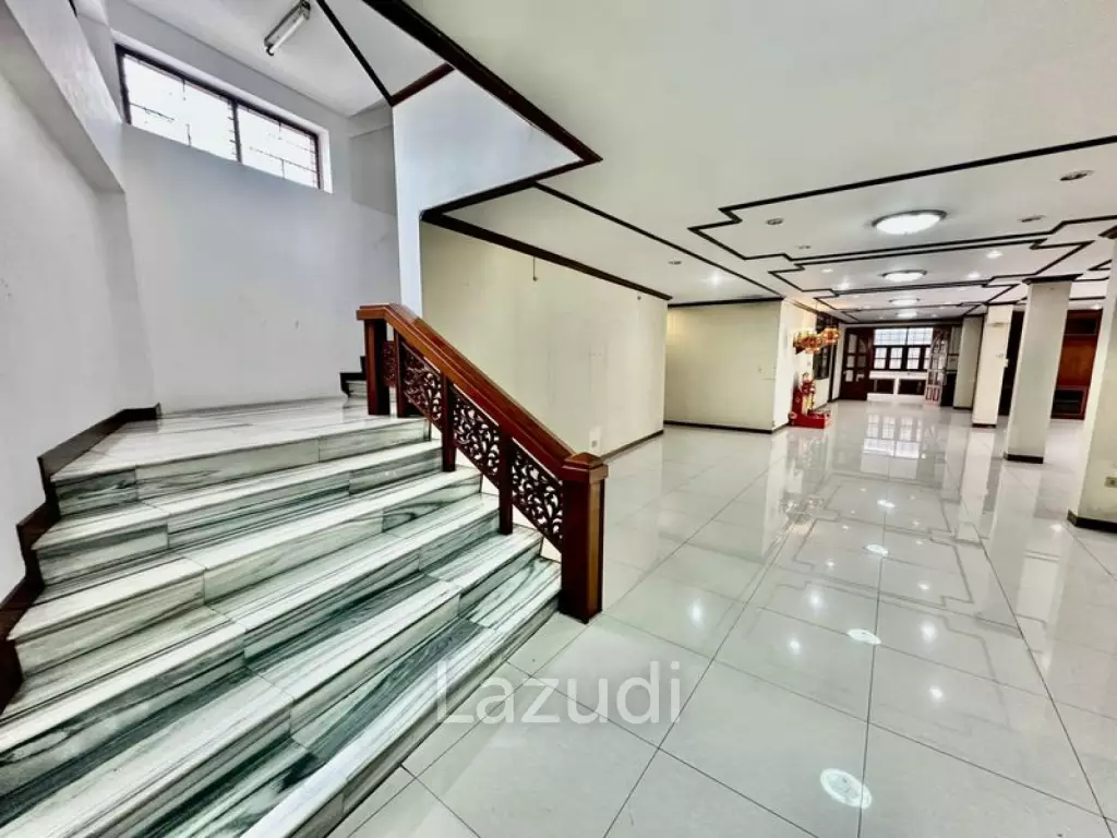 6 Bed Detached House For Sale in Huai khwang