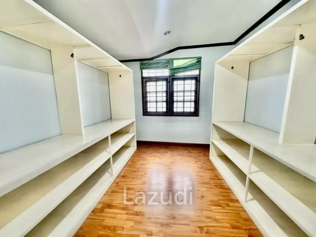 6 Bed Detached House For Sale in Huai khwang