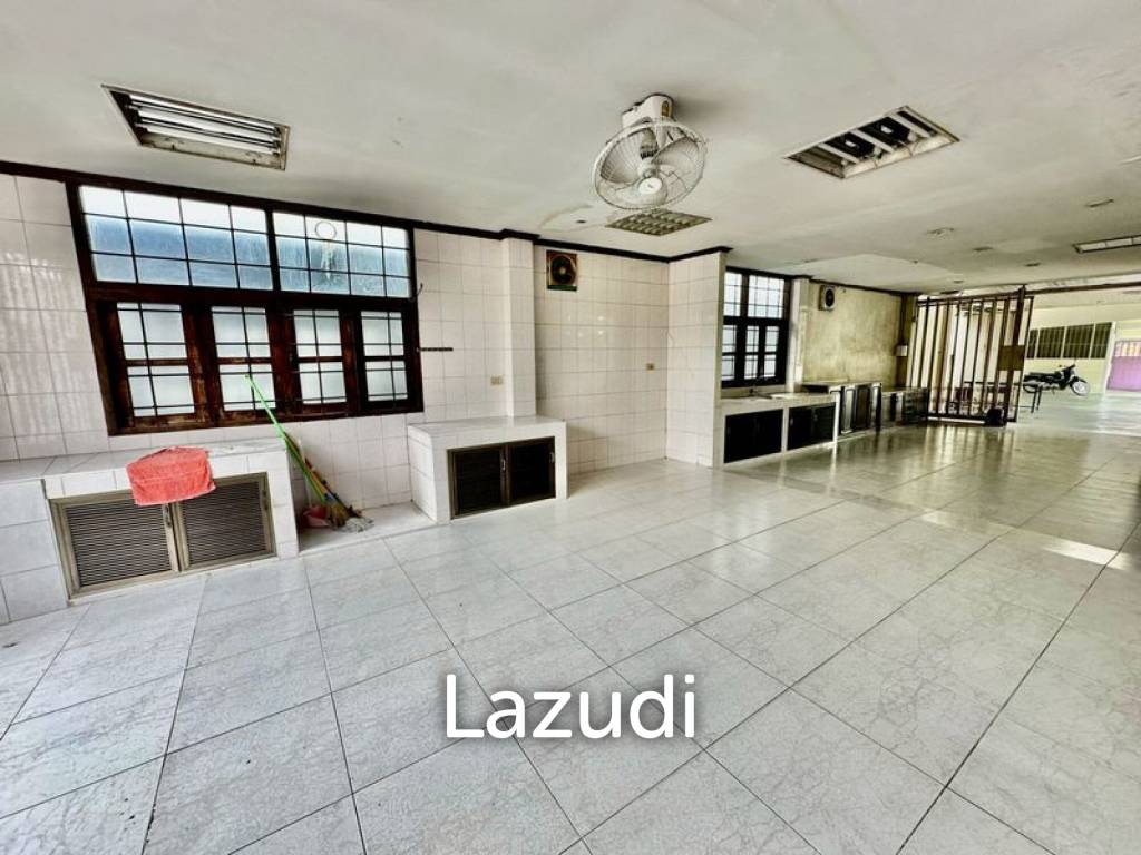 6 Bed Detached House For Sale in Huai khwang