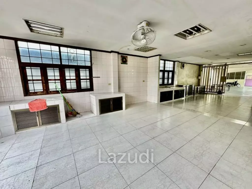 6 Bed Detached House For Sale in Huai khwang