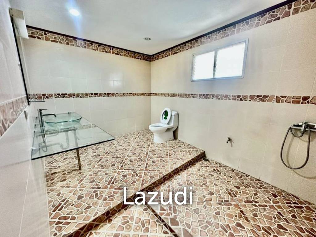 6 Bed Detached House For Sale in Huai khwang