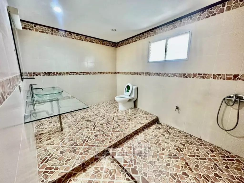 6 Bed Detached House For Sale in Huai khwang
