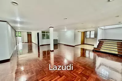 6 Bed Detached House For Sale in Huai khwang