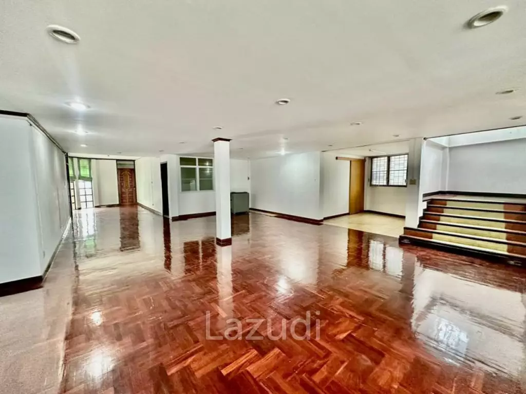 6 Bed Detached House For Sale in Huai khwang