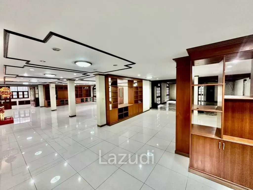 6 Bed Detached House For Sale in Huai khwang