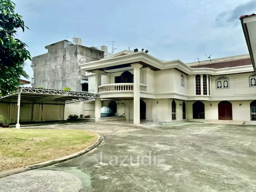 6 Bed Detached House For Sale in Huai khwang