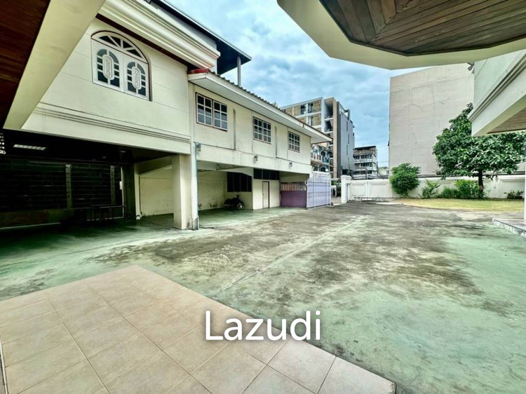 6 Bed Detached House For Sale in Huai khwang