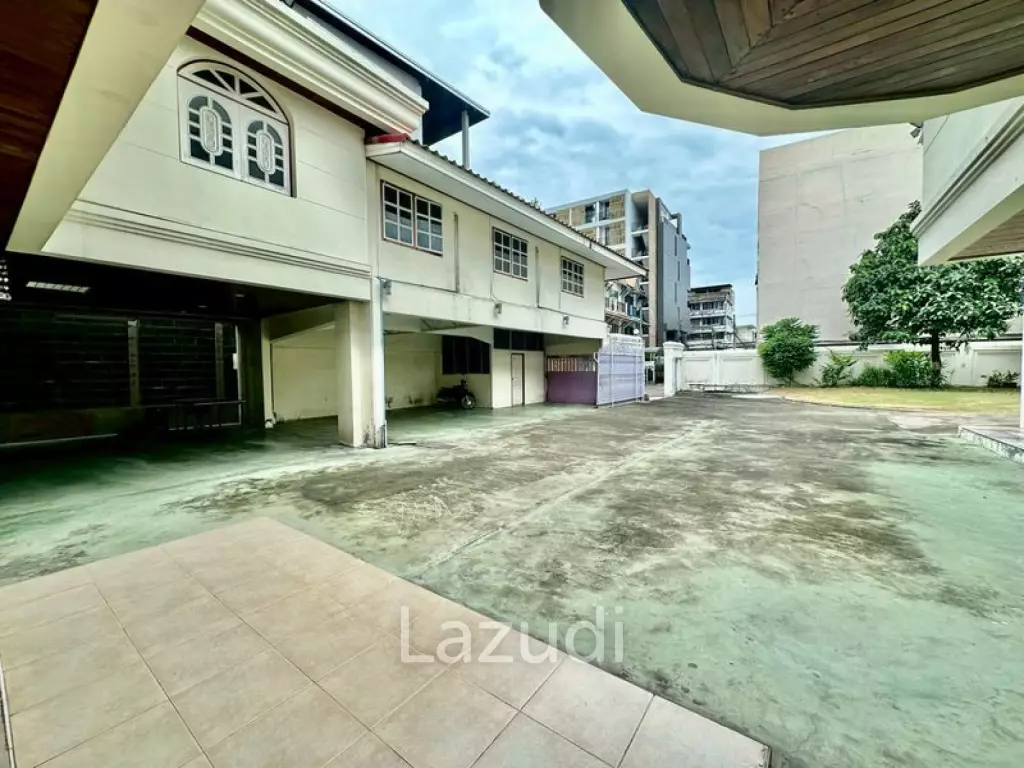 6 Bed Detached House For Sale in Huai khwang