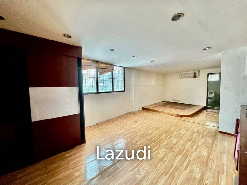 6 Bed Detached House For Sale in Huai khwang