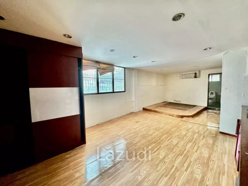 6 Bed Detached House For Sale in Huai khwang