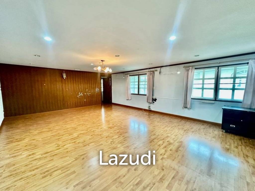 6 Bed Detached House For Sale in Huai khwang