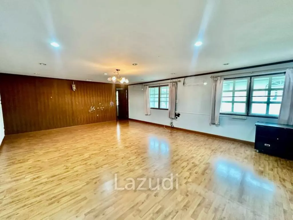 6 Bed Detached House For Sale in Huai khwang