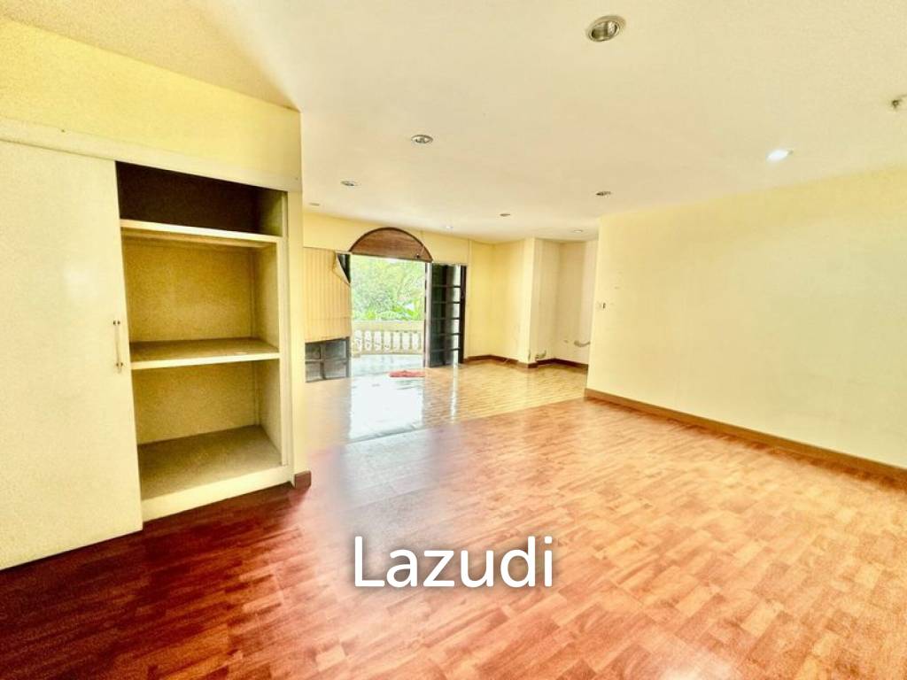 6 Bed Detached House For Sale in Huai khwang