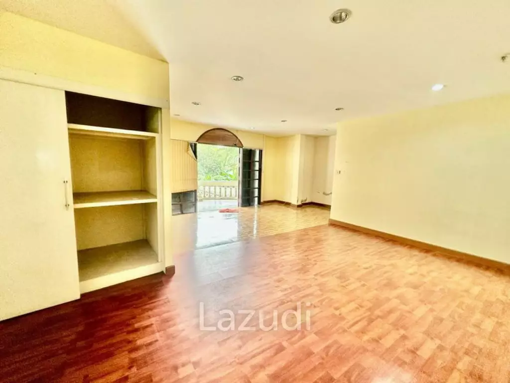 6 Bed Detached House For Sale in Huai khwang