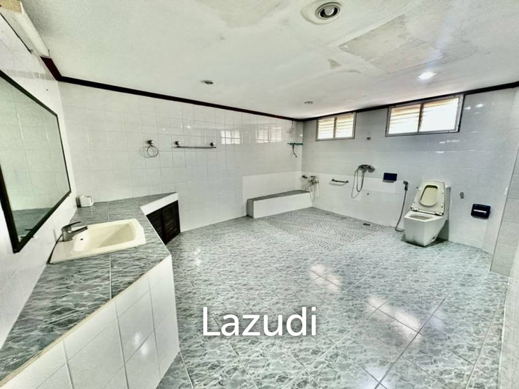 6 Bed Detached House For Sale in Huai khwang