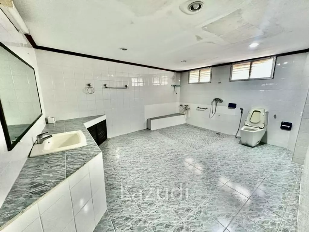 6 Bed Detached House For Sale in Huai khwang