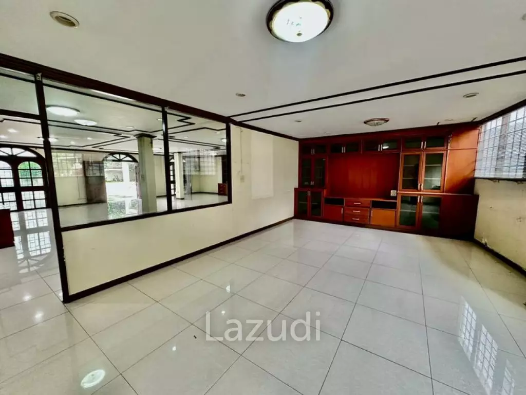 6 Bed Detached House For Sale in Huai khwang