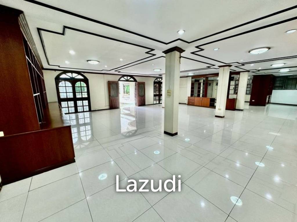 6 Bed Detached House For Sale in Huai khwang