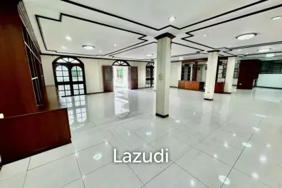 6 Bed Detached House For Sale in Huai khwang