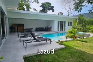 Tropical 4-Bedroom Villa in Lamai with Jungle Views