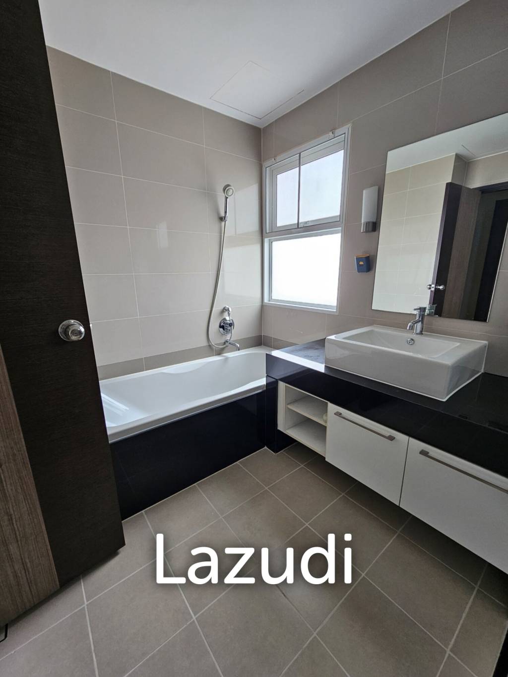 3 bedrooms 3 bathrooms 180 Sq.M. Supalai River Resort.