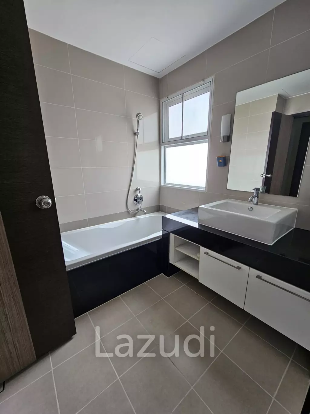 3 bedrooms 3 bathrooms 180 Sq.M. Supalai River Resort.