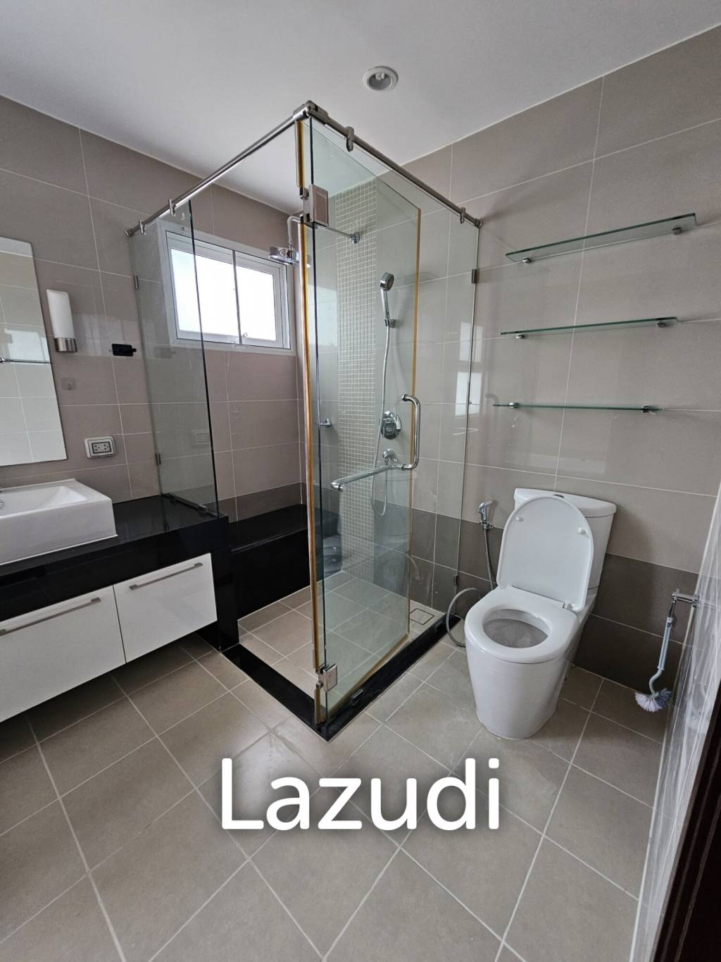3 bedrooms 3 bathrooms 180 Sq.M. Supalai River Resort.