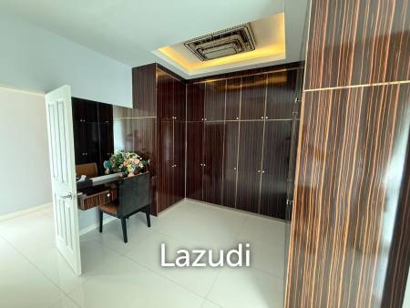 Absolute Beachfront Luxury Mansion in Cha am