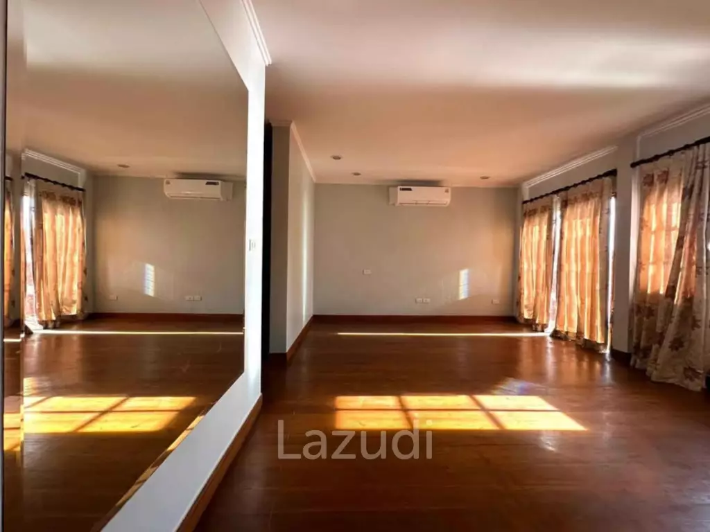 3 Beds 3 Baths 800 SQ.M. House In Pratumnak Hill