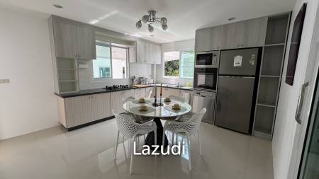 Newly Renovated 6-Bed Family Home with Pool