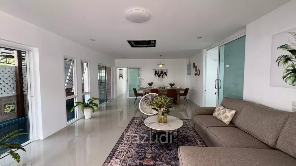 Newly Renovated 6-Bed Family Home with Pool