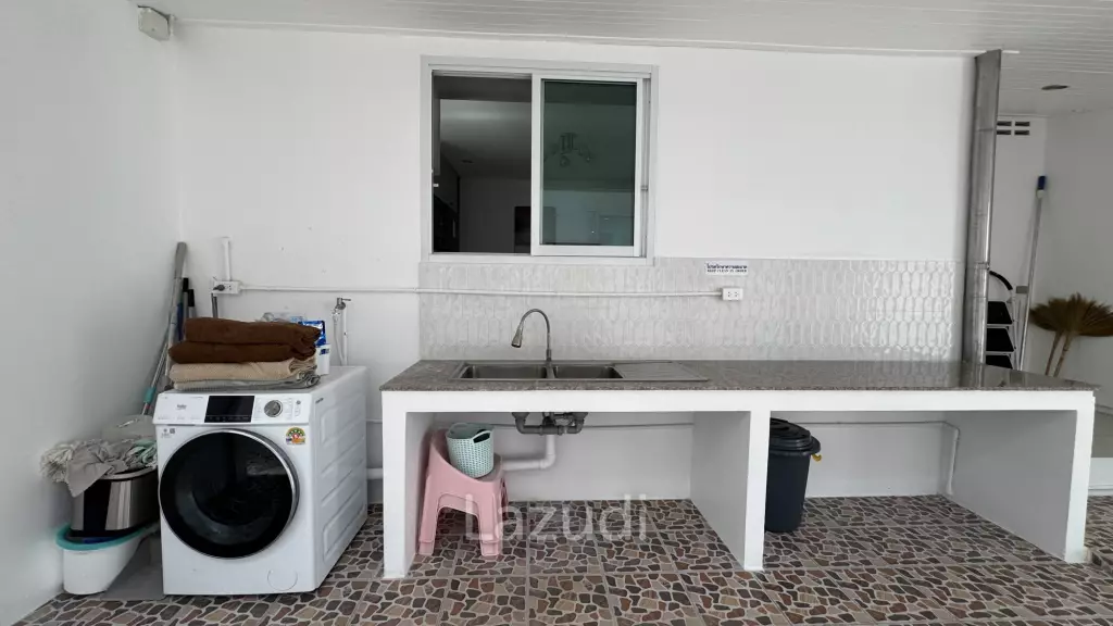Newly Renovated 6-Bed Family Home with Pool