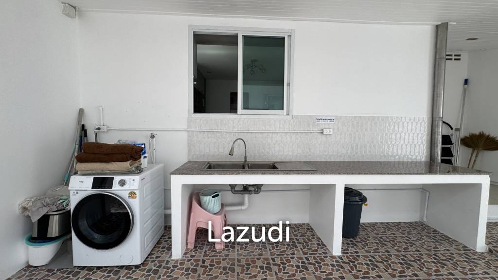 Newly Renovated 6-Bed Family Home with Pool