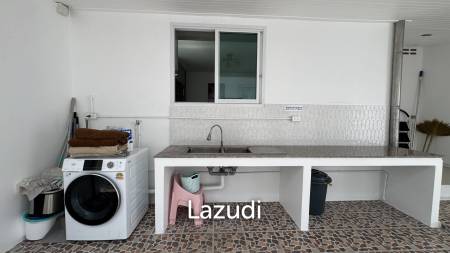 Newly Renovated 6-Bed Family Home with Pool