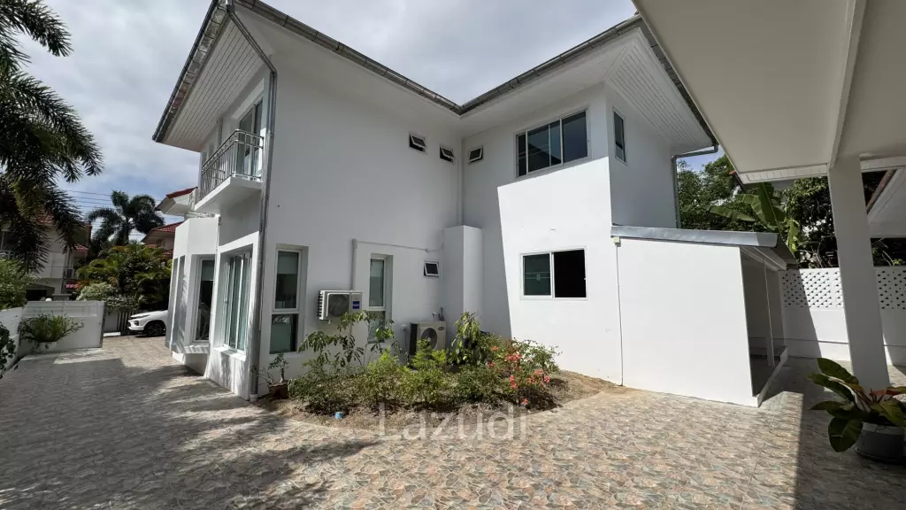 Newly Renovated 6-Bed Family Home with Pool