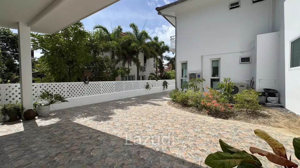 Newly Renovated 6-Bed Family Home with Pool