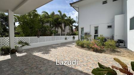 Newly Renovated 6-Bed Family Home with Pool