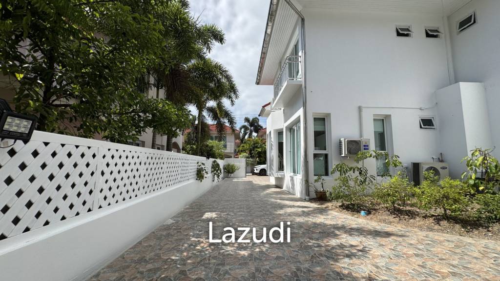 Newly Renovated 6-Bed Family Home with Pool