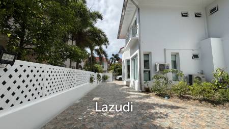 Newly Renovated 6-Bed Family Home with Pool