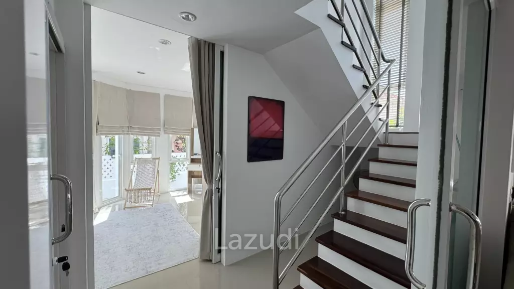 Newly Renovated 6-Bed Family Home with Pool