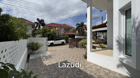 Newly Renovated 6-Bed Family Home with Pool