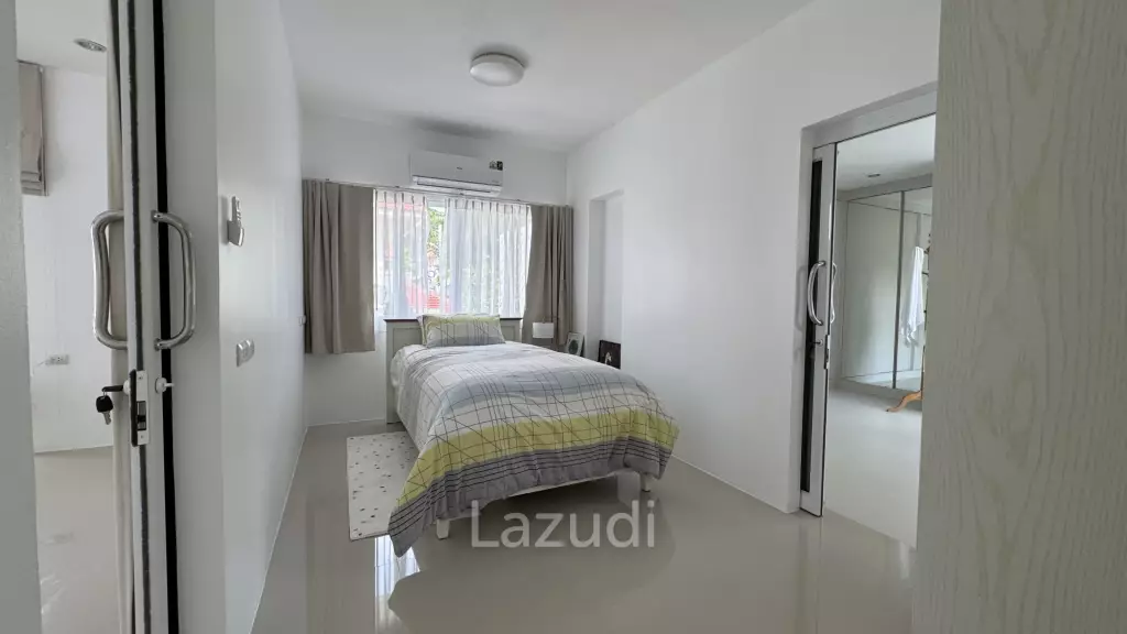 Newly Renovated 6-Bed Family Home with Pool