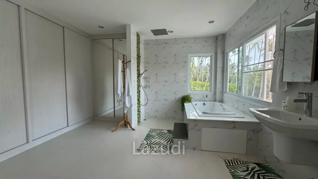 Newly Renovated 6-Bed Family Home with Pool