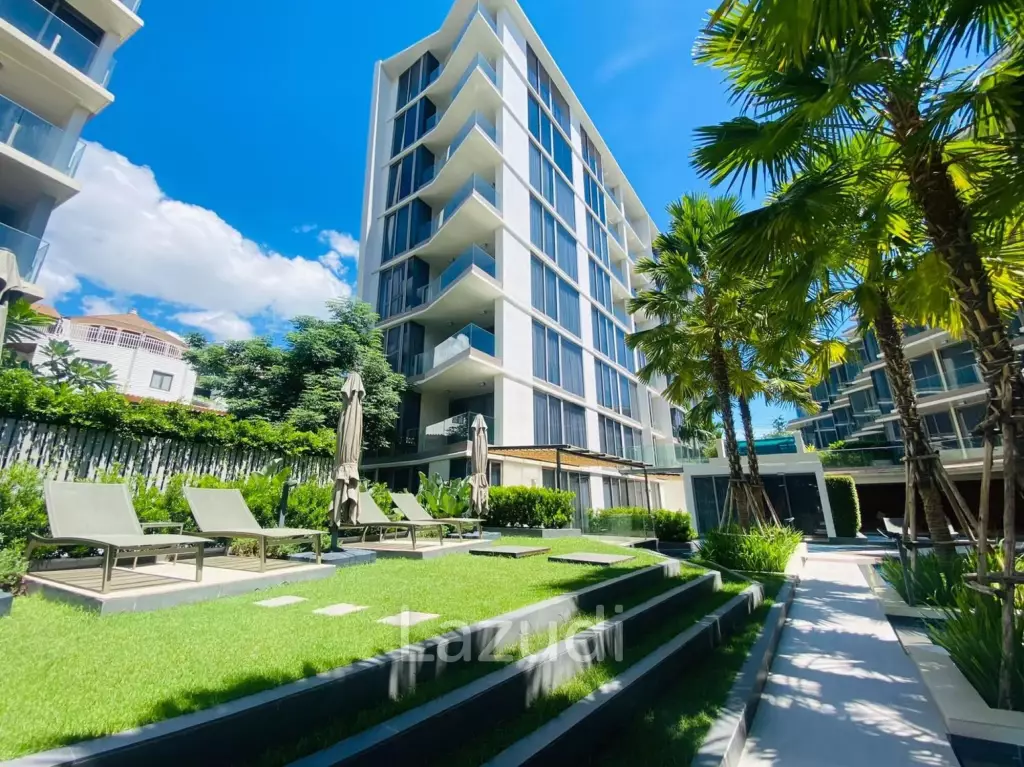 Condo with private garden, jacuzzi and more!