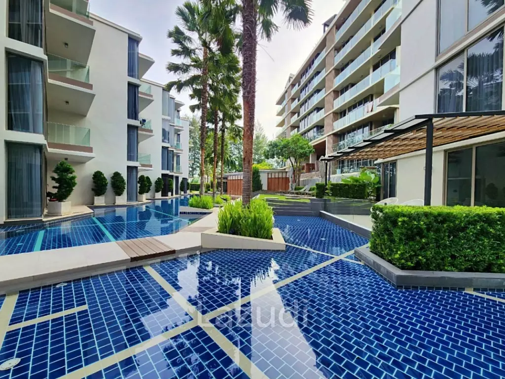 Condo with private garden, jacuzzi and more!