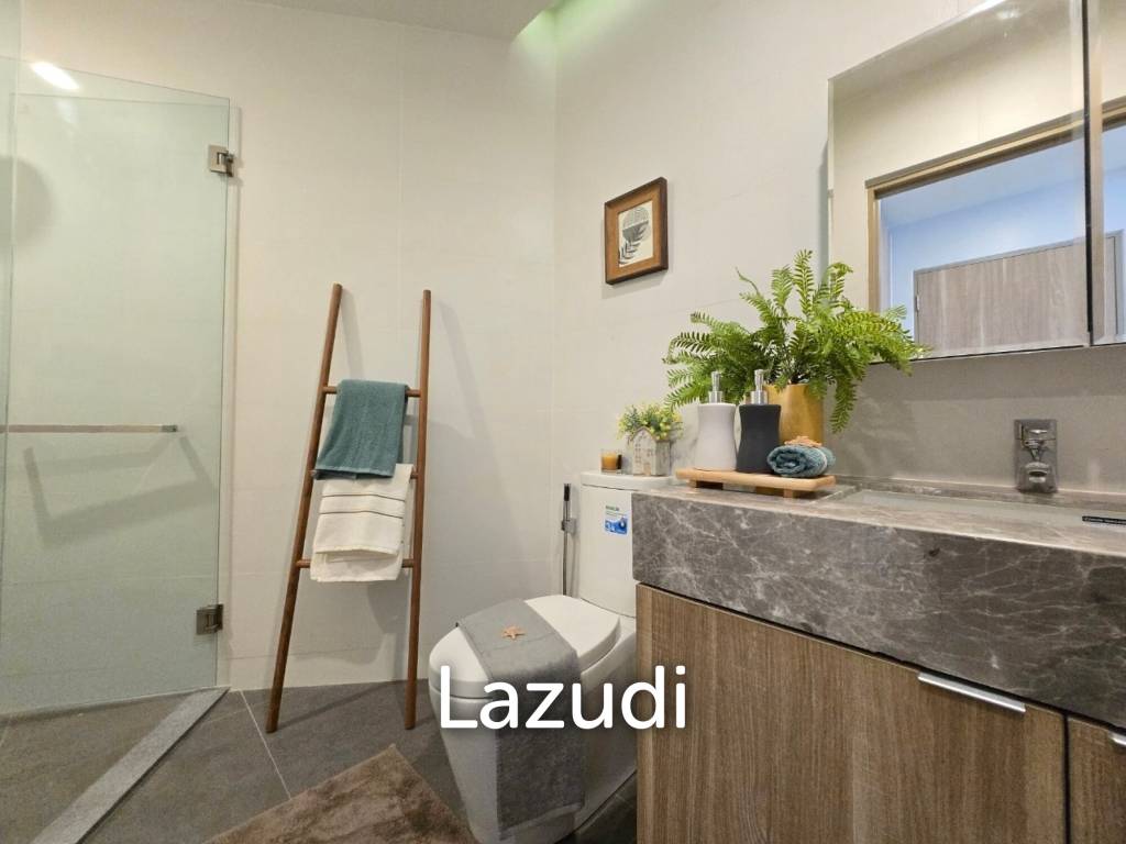 Corner unit in 4th floor with pool and garden view. Close to beach