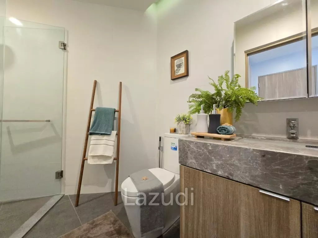 Corner unit in 4th floor with pool and garden view. Close to beach